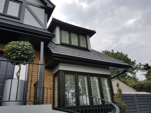 black-seamless-round-downpipes-loughton